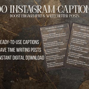 Könnte beinhalten: Zwei Karten mit der Aufschrift "100 Instagram Captions" auf einer strukturierten braunen Oberfläche. Die Karten werben mit "Fertige Bildunterschriften", "Sparen Sie Zeit beim Schreiben von Beiträgen" und "Sofortiger digitaler Download".