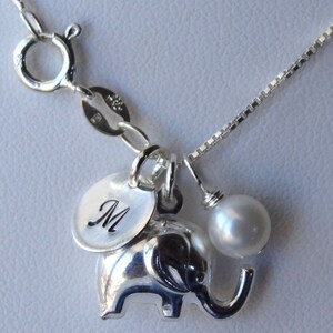 Colar com pingentes de pedra de nascimento inicial de elefante pequeno e luxuoso de prata esterlina, colar com monograma, colar com pedra de nascimento, colar de dama de honra
