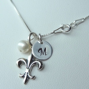 Collar con inicial de piedra natal de flor de lis, collar de regalo para dama de honor, collar de flor de lis de plata esterlina, collar con inicial personalizado