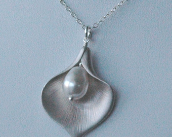 Sterling Silver Calla Lily Pearl Flower Necklace,Calla Lily Necklace,Calla Lily Jewelry,Bridesmaid Necklace,Necklace for Mom Mother of Bride