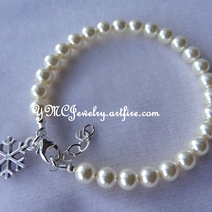 Snowflake Pearl Charm Bracelet,Bridesmaid Pearl Bracelet,Winter Snowflake Pearl Bracelet,Winter Wedding Pearl Bracelet Gift,Winter Bracelet
