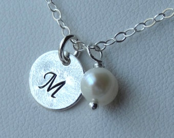 Collar de monograma inicial de perla personalizado, inicial de piedra de nacimientoNecklace, joyas de damas de honor, collar inicial diminuto, collar de mamá moderna