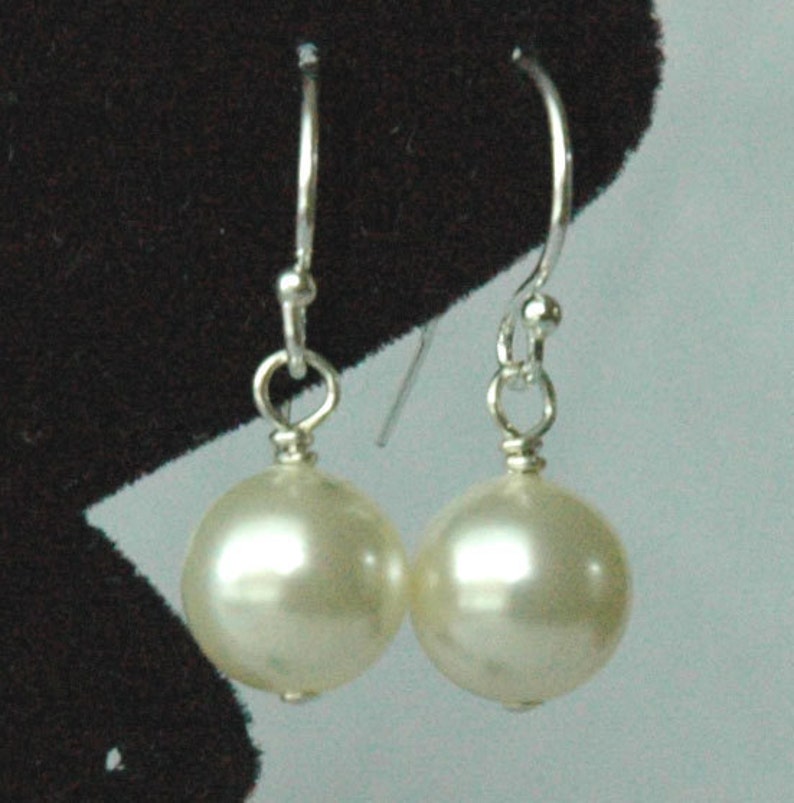 Bridal Pearl Earrings,Bridesmaid Earrings,Simple Triple Cream Pearl Earrings,Bridesmaid Gift Set Earrings,Bride Wedding Pearl Earrings image 3