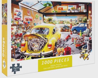 Puede incluir: Una caja de rompecabezas de 1000 piezas que muestra un coche amarillo con el capó abierto dentro de un garaje desordenado. La caja muestra el texto Garage, 1000 PIECES, Jigsaw Puzzle, Use with both hands and brain y Ages 12+.