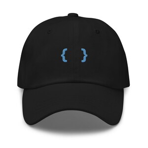 Puede incluir: Gorra de béisbol negra con visera curva. La gorra presenta un símbolo de corchete azul claro bordado en la parte delantera. El sombrero está hecho de una tela suave y tiene una correa ajustable en la parte posterior.