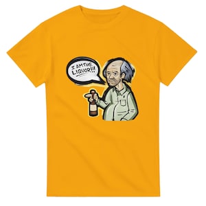 Puede incluir: Camiseta amarilla mostaza con una ilustración de dibujos animados de un hombre sosteniendo una botella. El hombre señala la botella con el texto "I AM THE LIQUOR!!!" en un bocadillo. El hombre lleva una camisa verde.