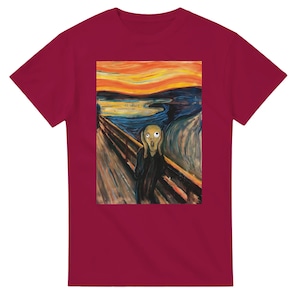 Op de afbeelding: Een bordeauxrood t-shirt met korte mouwen en een rechthoekige grafische print op de borst. De print toont een parodie op het schilderij De Schreeuw, met een figuur met grote wiebelogen tegen een oranje lucht, blauw water en een houten brug.
