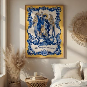 Könnte beinhalten: Ein Set aus drei Keramikbechern mit gesprenkelter, matter Oberfläche. Jeder Becher hat eine andere Farbe: hellblau, cremefarben und grau. Die Becher haben ein schlichtes, modernes Design und einen bequemen Griff.