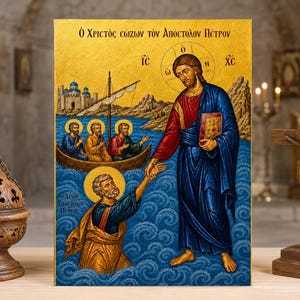 Puede incluir: Un icono religioso rectangular con fondo dorado que muestra a Jesús extendiendo la mano para salvar a Pedro de aguas azules turbulentas. El texto griego dice O Christos sozon ton Apostolon Petron. Un incensario y un crucifijo de madera están cerca.