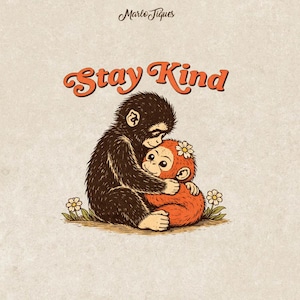 Puede incluir: Ilustración de dos monos de dibujos animados abrazándose, con el texto "Stay Kind" en escritura naranja. Los monos son marrones y naranjas, con unas flores blancas. El nombre del artista, Marlo Jiques, está en la parte superior.