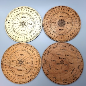 Olika franskspråkiga slagruteskivor av trä med pyrografi - handgjorda, unika och originella