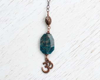 Om Suncatcher, Crystal Suncatcher, Om Ornament, Apatite Gemstone Suncatcher, Yoga Teacher Gift, Aum Charm, Om Charm, Ohm Charm, Yoga Charm