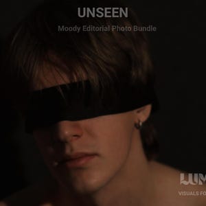 Op de afbeelding: Een moody redactionele fotobundel getiteld "UNSEEN". De afbeelding toont een persoon met een zwart blinddoek, die gedeeltelijk hun gezicht bedekt. De foto heeft een donkere, dramatische esthetiek, met de tekst "Instant Download" rechtsboven.