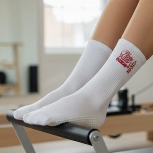 Personalisierte bestickte Pilates-Griffsocken - Name oder Logo, rutschfeste Yogasocken, Pilates-Geschenk, Pilates-Studiosocken