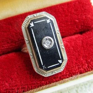 decadent art deco onyx and diamond ring in 14K white gold ... silver-painted incisions, wonderful carving, 1920s, 1930s, mourning, size 4