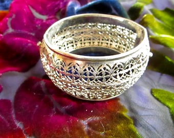 midcentury Whiting & Davis filigree cuff bracelet in textured silver tone ... poss rhodium plated ... 1.25 inches wide, excellent VC