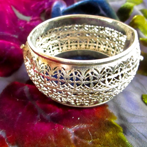 midcentury Whiting & Davis filigree cuff bracelet in textured silver tone ... poss rhodium plated ... 1.25 inches wide, excellent VC