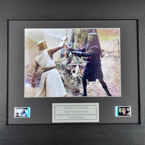 Monty Python, el Santo Grial, con celdas de película originales de 35 mm enmarcadas en un marco de madera de alta calidad.