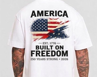 アメリカ建国250周年記念シャツ 1776–2026 | アメリカTシャツ | 自由のヴィンテージ国旗バックプリント | 2026年7月4日ギフト | ユニセックスコットンTシャツ