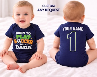名入れベビーボディスーツ - パパと一緒にサッカーをするために生まれた | カスタム名・番号入りベビー服