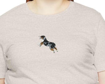 跳躍するオーストラリアンシェパードTシャツ｜胸元中央に小さな犬のイラスト