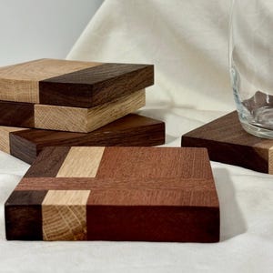 Dicker Untersetzer aus Nussbaum und Eiche (+Iroko) Hartholz - Rustikales, modernes Geschenk für Zuhause - Untersetzer aus Massivholz - 4er-Set