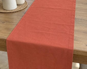 Tovaglia in terracotta, decorazioni per la sala da pranzo color arancio corallo, stile rustico da fattoria.