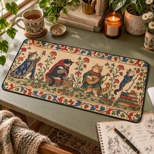 Medeltida bardkatter Skrivbordsmatta | Gobelängstil kattmusiker Musmatta