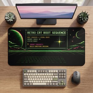 Peut inclure: Un tapis de bureau rectangulaire noir avec un graphisme vert de séquence de démarrage d'ordinateur rétro et le texte RETRO CRT BOOT SEQUENCE, BOOT SEQUENCE // SIGNAL READY, MEMORY CHECK: OK, SYSTEM READY, INSERT CURIOSITY et BUILD SOMETHING ORIGINAL.