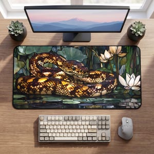Schreibtischunterlage mit zusammengerollter Pythonschlange | Botanisches Seerosen-Mauspad