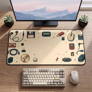 Könnte beinhalten: Eine rechteckige Schreibtischunterlage mit cremefarbener Oberfläche und einem wiederkehrenden Muster aus Pixel-Art-Symbolen, darunter eine Diskette, eine Kassette, eine Computermaus, eine CD, Kopfhörer, ein USB-Stick sowie diverse Kabel.