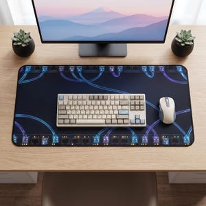 Könnte beinhalten: Eine rechteckige Schreibtischunterlage mit dunklem Hintergrund und einem Grafikdruck von Netzwerk-Patchpanels sowie leuchtend blauen Ethernet-Kabeln. Eine beige mechanische Tastatur und eine weiß-graue Computermaus liegen darauf.