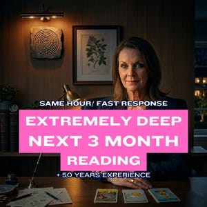 Può includere: Una donna seduta a una scrivania con carte dei tarocchi, con il testo "SAME HOUR/ FAST RESPONSE", "EXTREMELY DEEP NEXT 3 MONTH READING" e "+ 50 YEARS EXPERIENCE". Una lampada e opere d'arte sono visibili sullo sfondo.
