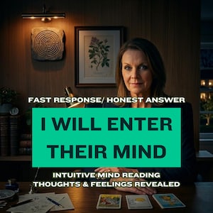 Könnte beinhalten: Eine Frau sitzt an einem Schreibtisch mit Tarotkarten, mit dem Text "I WILL ENTER THEIR MIND". Das Bild enthält auch den Text "FAST RESPONSE/ HONEST ANSWER" und "INTUITIVE MIND READING THOUGHTS & FEELINGS REVEALED".