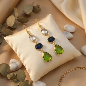 Örhängen i guld med kristallkvarts, iolitperidot, hängande örhängen i bohemiskt silver i 925, smycken med flera ädelstenar och krok. Present till henne.