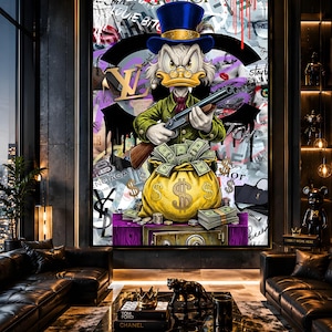 Op de afbeelding: Een grote wandkunstprint met een cartoon-eendfiguur in een blauwe hoge hoed en groene jas, die een jachtgeweer vasthoudt. Het figuur staat achter een gele geldzak vol contant geld, rustend op een paarse kluis met stapels bankbiljetten.