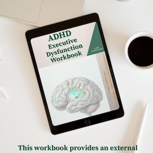 Puede incluir: Una tableta digital muestra el "ADHD Executive Dysfunction Workbook" con una ilustración del cerebro. El texto dice: "Este cuaderno de trabajo proporciona una estructura externa diseñada específicamente para cerebros con TDAH." También se ven un portátil, una taza de café y un bolígrafo.
