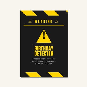 Könnte beinhalten: Eine druckbare 5x7-Geburtstagskarte mit schwarzem Hintergrund und gelben Warnstreifen. Die Karte lautet "Geburtstag erkannt" mit einem Warnsymbol und dem Text "Vorsicht, Kuchenlevel: kritisch, Kerzen: aktiv."