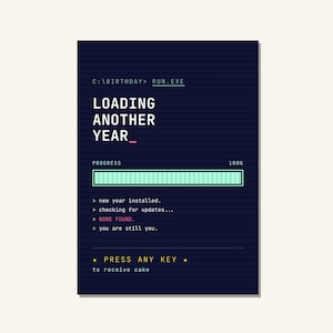 Könnte beinhalten: Eine druckbare 5x7-Geburtstagskarte mit dunkelblauem Hintergrund. Die Karte zeigt computerähnlichen Text mit der Aufschrift "Loading Another Year". Sie enthält eine Fortschrittsanzeige und die Nachricht "Press any key to receive cake".