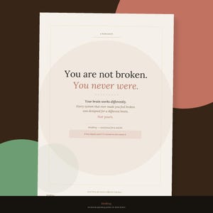 Könnte beinhalten: Ein Poster mit dem Text "You are not broken. You never were." in einer Serifenschrift. Das Poster hat eine weiche, neutrale Farbpalette mit einem kreisförmigen Designelement und den Worten "Your brain works differently."