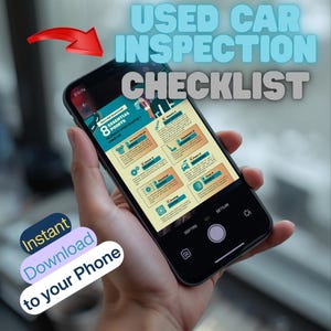 Puede incluir: Un teléfono inteligente muestra una "Lista de verificación de inspección de automóviles usados" con 8 puntos esenciales. El teléfono se sostiene en una mano, con una flecha roja que apunta a la pantalla. El texto en la imagen dice "Descarga instantánea en tu teléfono."