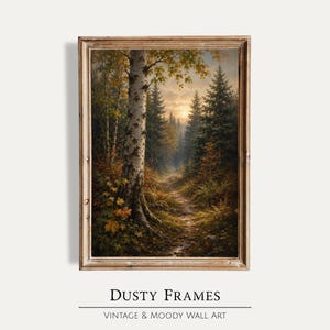 Peut inclure: Une œuvre d'art murale rectangulaire dans un cadre en bois brun clair représentant une peinture de paysage d'un sentier forestier au coucher du soleil. Un grand bouleau se dresse au premier plan avec des pins vert foncé et un feuillage automnal doré.