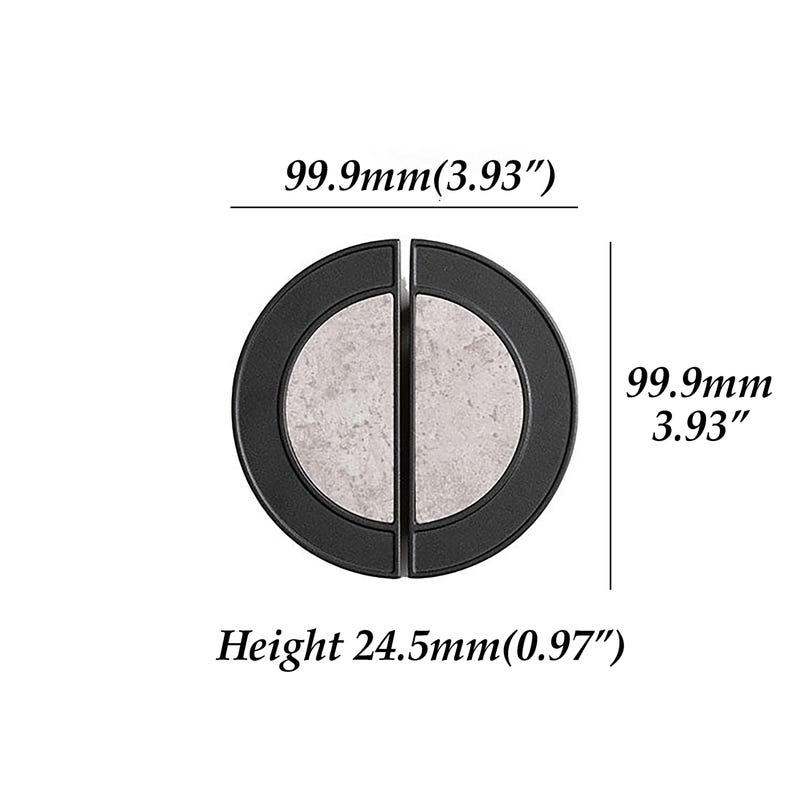 Op de afbeelding: Zwarte kastgreep met een cirkelvormig ontwerp. De greep meet 99,9 mm in breedte en hoogte, met een hoogte van 24,5 mm. Het midden van de greep heeft een lichtgrijze, marmerachtige uitstraling.