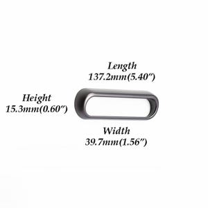 Pu&ograve; includere: Un prodotto grigio metallizzato, di forma ovale, con un'apertura rettangolare. La lunghezza &egrave; di 137,2 mm, la larghezza &egrave; di 39,7 mm e l'altezza &egrave; di 15,3 mm. Il prodotto &egrave; presentato su sfondo bianco.