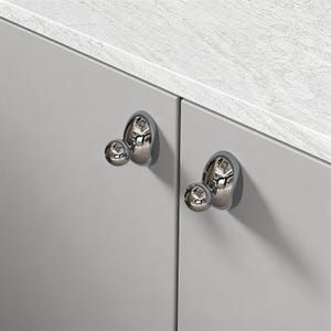 Ljust silverfärgat skoskåpsknopp, abstrakt lådhandtag