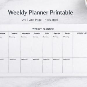 Peut inclure: Un planificateur hebdomadaire imprimable blanc avec le texte "Weekly Planner Printable" et "A4 | One Page | Horizontal". Le planificateur comporte des sections pour chaque jour de la semaine, y compris une section de liste de courses. Un stylo doré et une petite plante en pot sont à gauche.