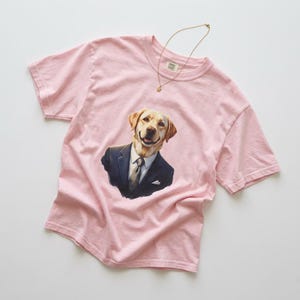 Camiseta con un elegante labrador con traje / Camiseta con retrato de perro