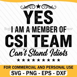 Op de afbeelding: Een wit grafisch ontwerp met zwarte tekst die luidt: "YES I AM A MEMBER OF CSI TEAM Can't Stand Idiots". Het ontwerp bevat decoratieve krullen en sterren. De onderste banner vermeldt "FOR COMMERCIAL AND PERSONAL USE" met bestandstype-opties.