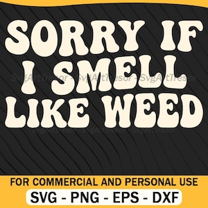 Peut inclure: Un design numérique avec le texte "SORRY IF I SMELL LIKE WEED" dans une police rétro. Le design est en crème sur un fond noir avec des lignes diagonales. En dessous, il est indiqué "FOR COMMERCIAL AND PERSONAL USE" et les types de fichiers.