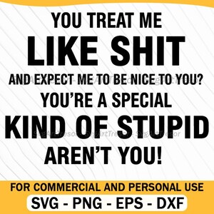 Pode incluir: Uma caneca de cerâmica branca com uma alça preta e o texto "But First, Coffee" em preto, em negrito. A caneca está sobre uma superfície branca. A caneca tem aproximadamente 10 cm de altura.